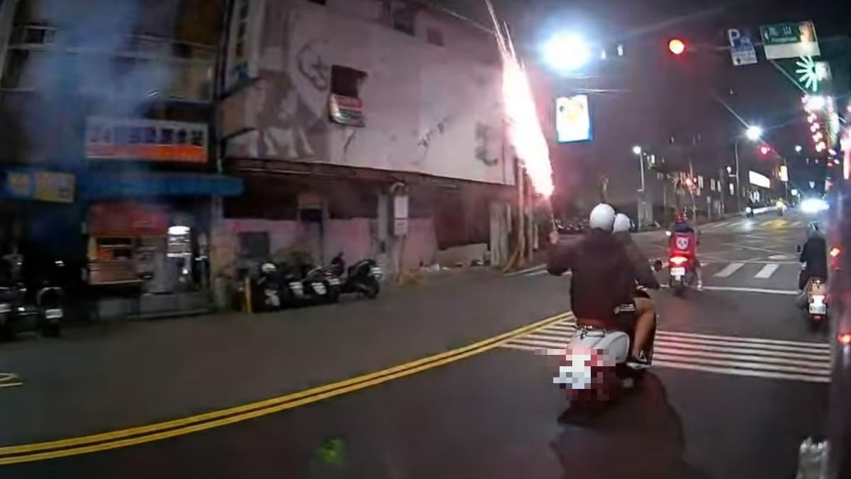 新北少年雙載沿路放鞭炮！被揪出無照駕駛…「亂放炮」恐罰3萬