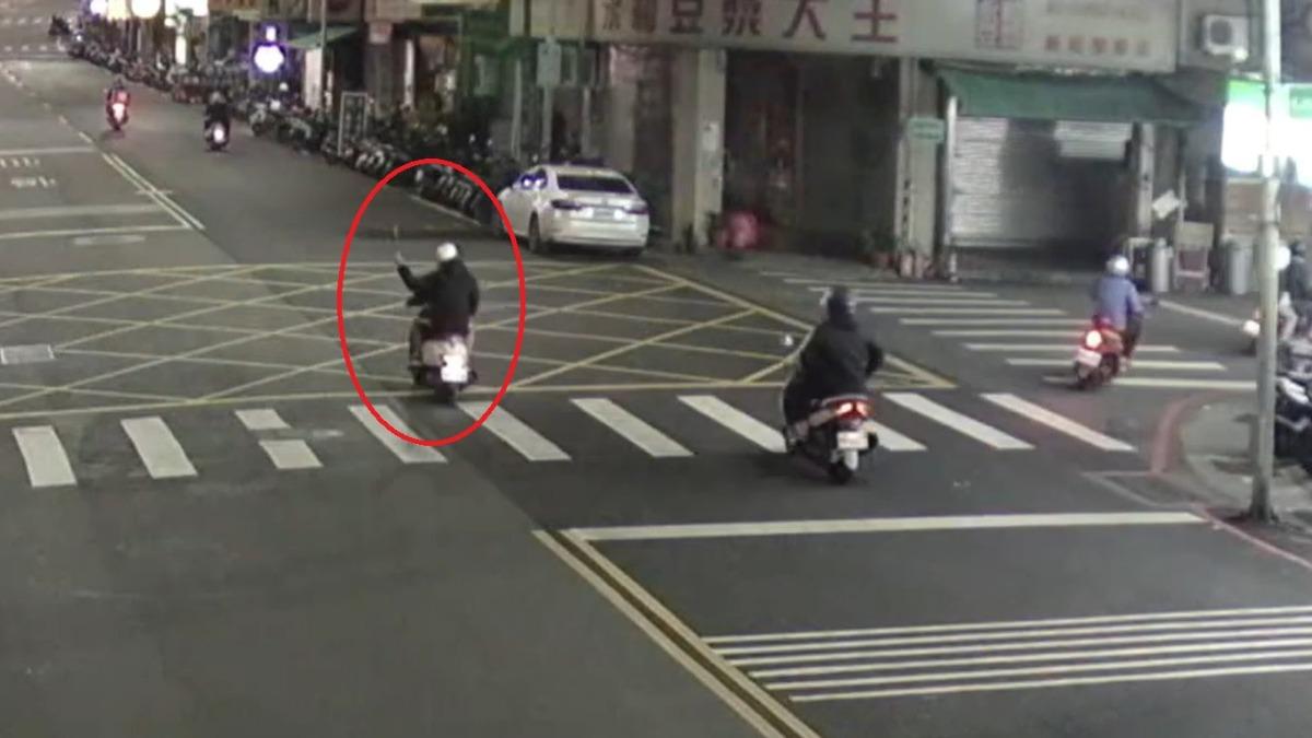 屁孩邊騎車邊放鞭炮,警方將依法開罰。(圖/TVBS)