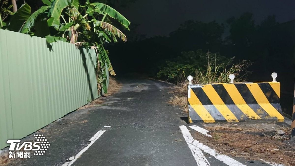 黃姓阿伯14日晚上6時許騎車在大寮區濱北街自摔。(圖/TVBS)