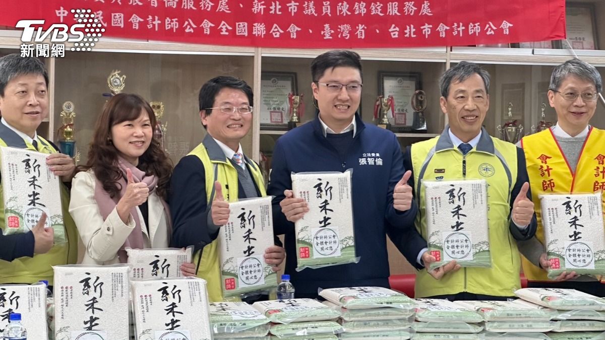 國民黨立委張智倫今（16）日於新北市中和區興南國小舉辦「寒冬送暖、溫馨關懷」贈米活動。（圖／TVBS）