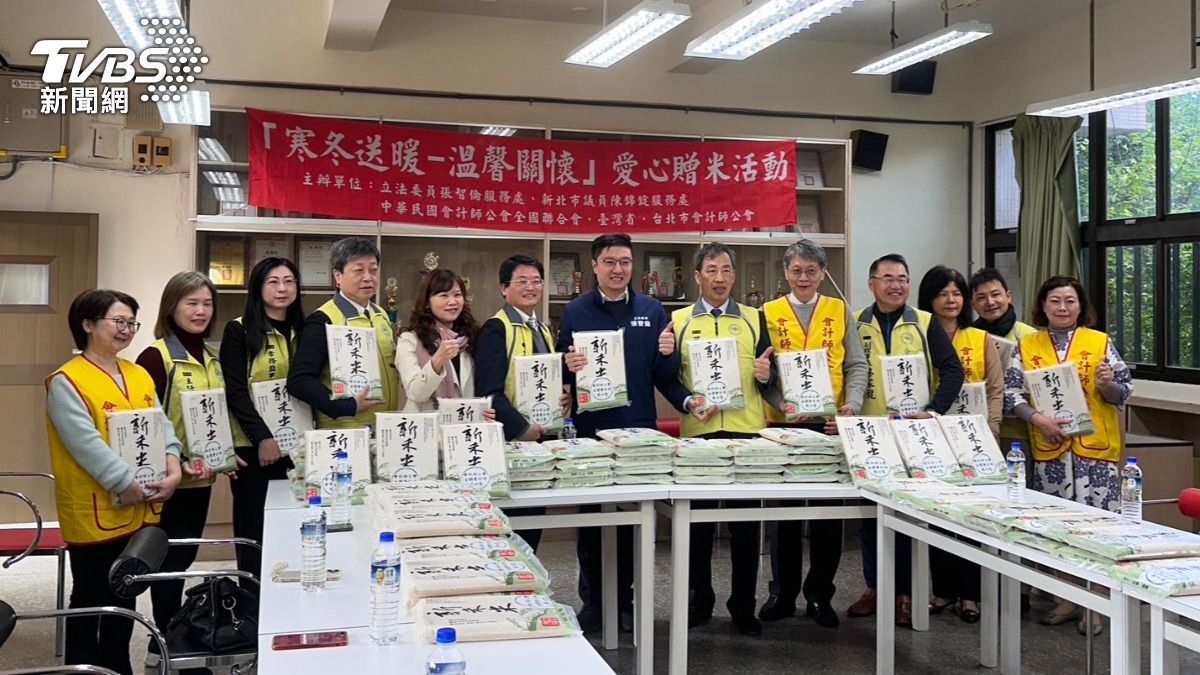 身為會計師的張智倫,攜手中華民國會計師公會全國聯合會、台灣省會計師公會及台北市會計師公會,今(16)日於新北市中和區興南國小舉辦「寒冬送暖、溫馨關懷」贈米活動。(圖/TVBS)