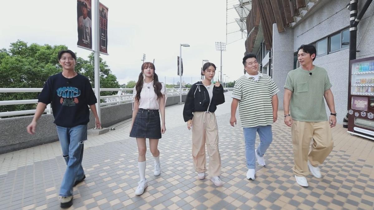 江宏傑（左起）、Nien、Judy、李元日、温昇豪前往棒球場看球賽。（圖／客家電視提供）