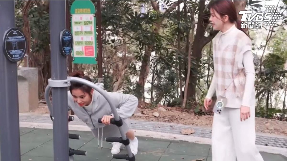 網紅「貴貴」與網路作家「凱蒂」,在「森林健身房」嘉穗公園運動,吸引上萬點閱數(圖/貴貴臉書)