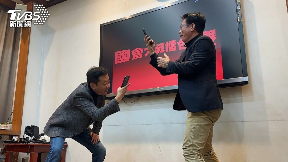 首先上場的是張宏陸（左）、郭國文（右）。（圖／潘袁詩羽攝）