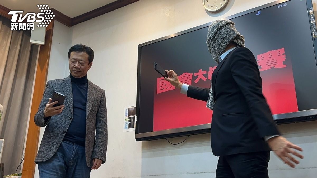 第二輪為張宏陸、蒙著臉的鍾佳濱對決。（圖／潘袁詩羽攝）