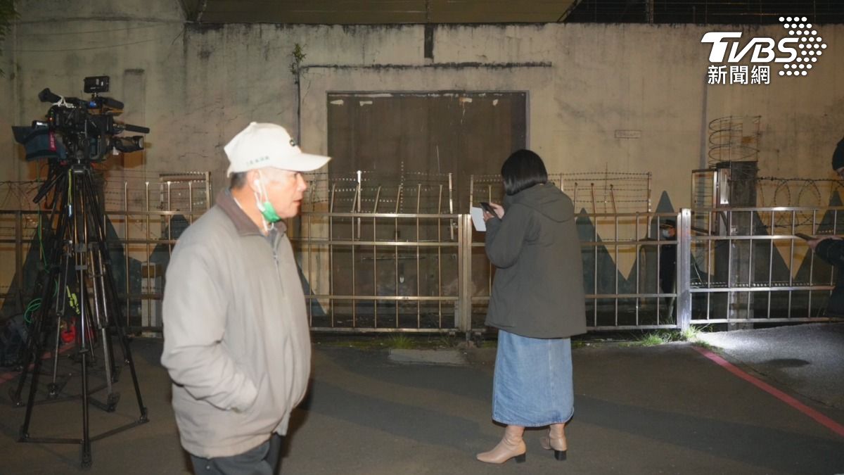 媒體聚集台北看守所外。(圖/華子琛攝)