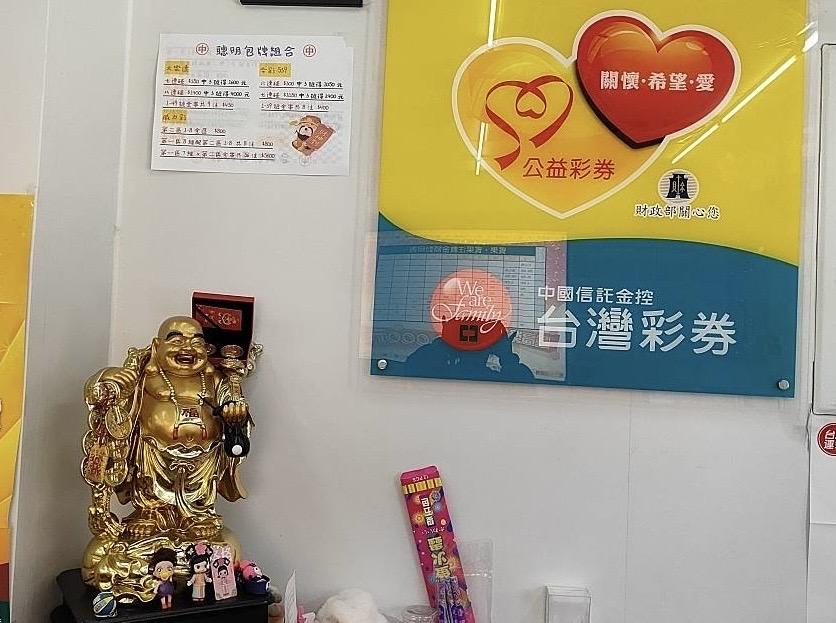 男子發現彌勒佛對著他笑再買一張刮刮樂,獲得100萬大獎。(圖/台彩提供)