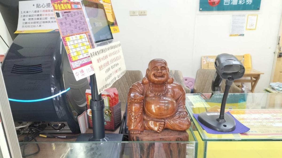 彌勒佛金光顯靈！澎湖中年男刮刮樂爽中200萬　板橋也大展神蹟