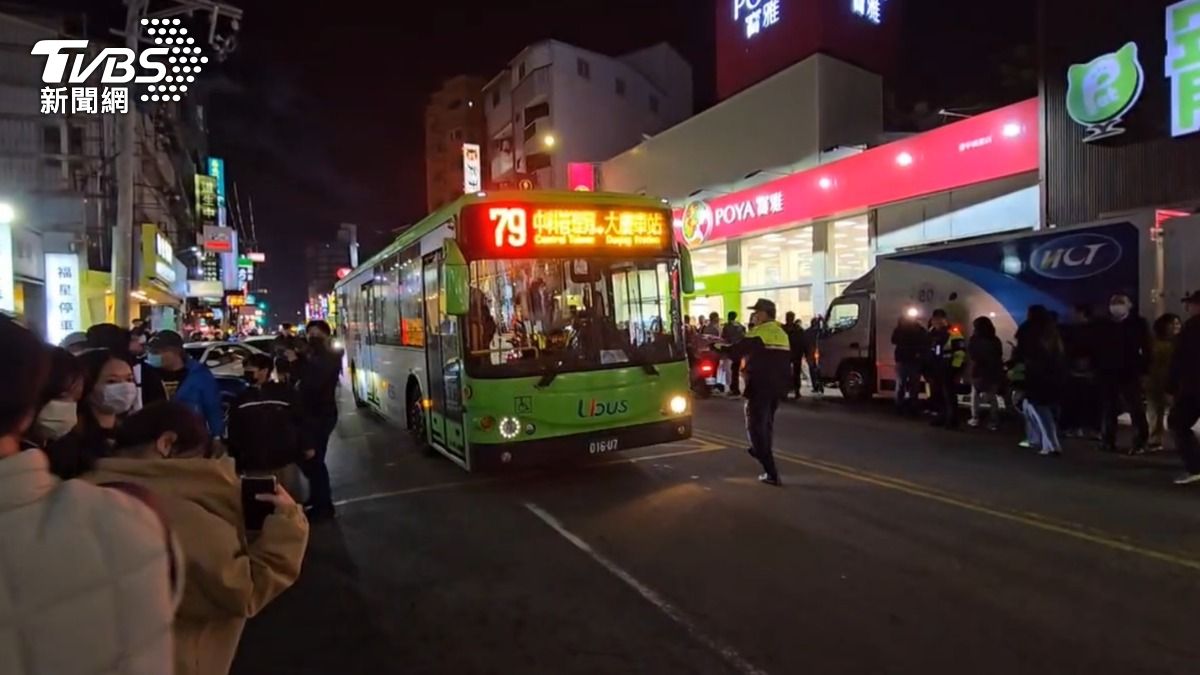 公車也被卡在路中過不去。（圖／林冠丞攝）
