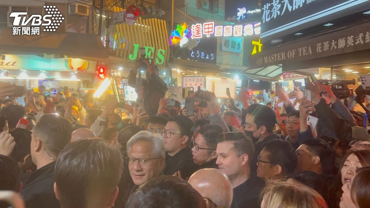 黃仁勳前往逢甲夜市。（圖／林冠丞攝）