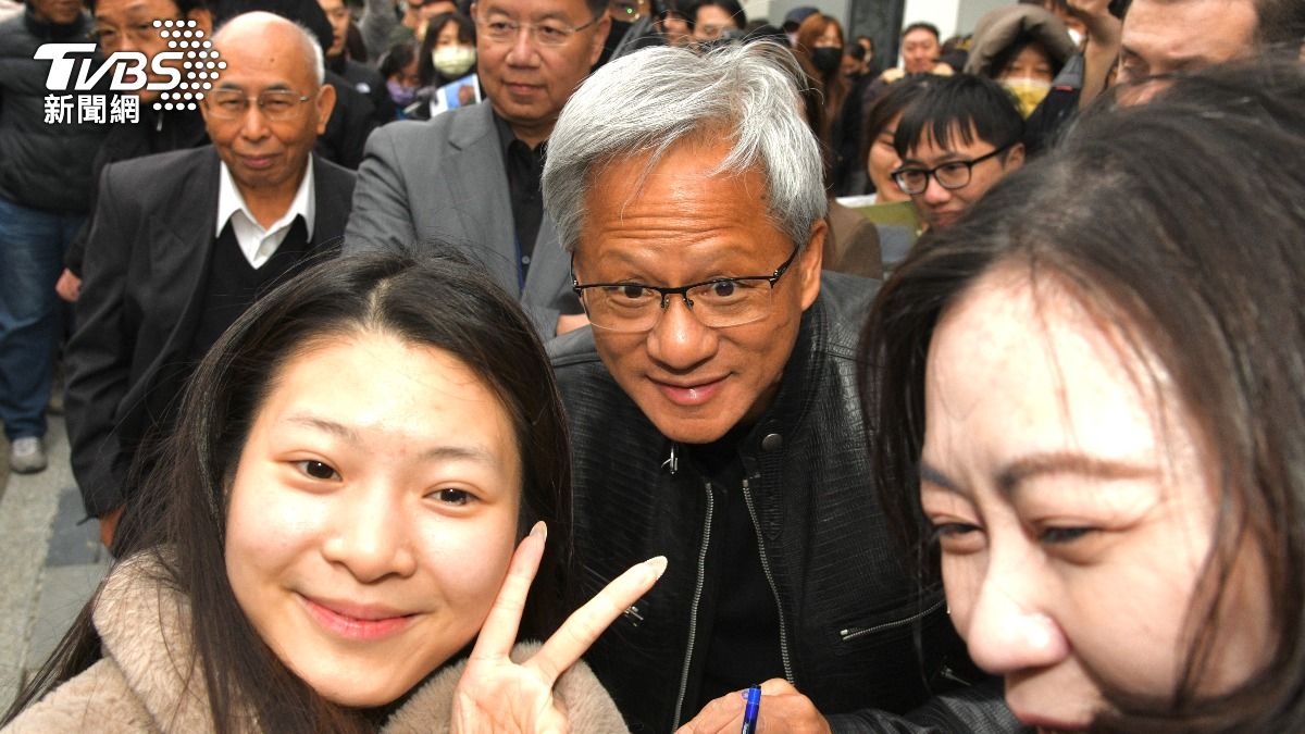 輝達執行長黃仁勳今（16）日揭牌矽品位在台中潭子的廠區。（圖／胡瑞麒攝）
