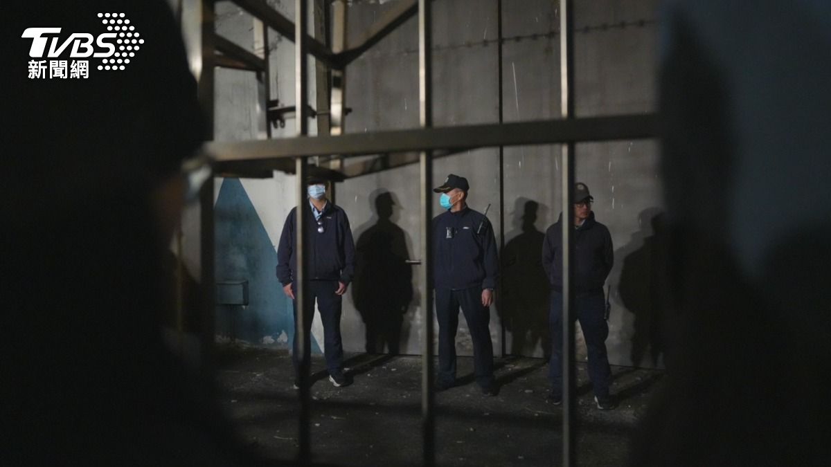黃麟凱遺體從台北看守所「生死門」離開。(圖/TVBS)