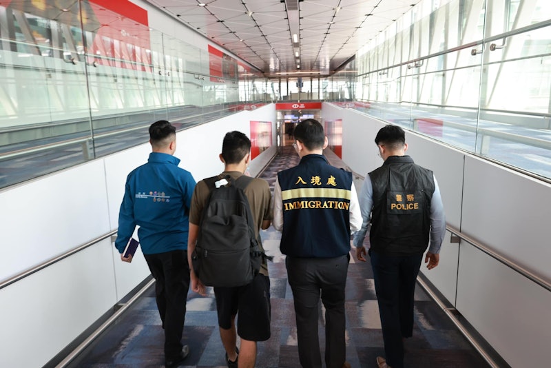 遭詐騙港人在泰、港警方合作下返國。(圖/翻攝自香港保安局臉書)