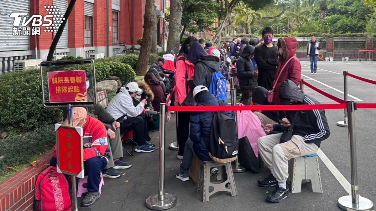 民眾排隊領韓國瑜春聯。（圖／林茜妤攝）