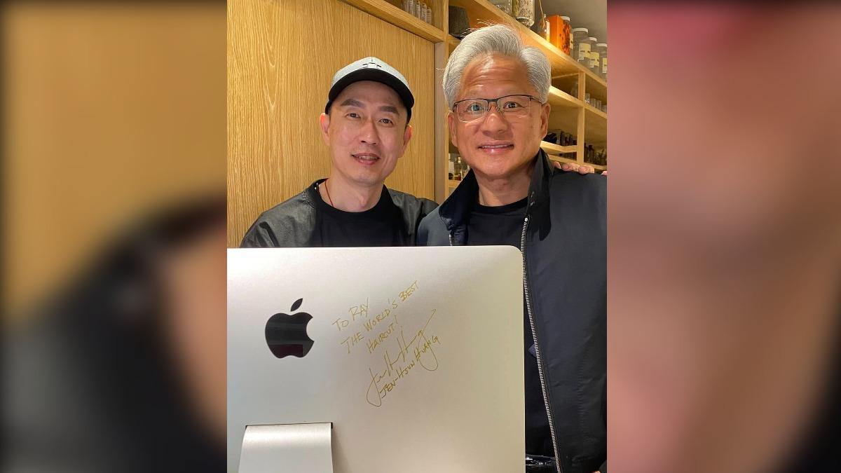 黃仁勳去年五月就曾到訪這家理髮店,也留下「世界最好的理髮師」一語。(翻攝臉書@Manor Salon)