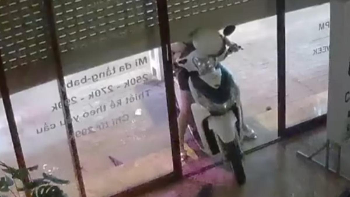 有片/越南女老闆騎車離店「鐵捲門突下降」 重壓脖子險死