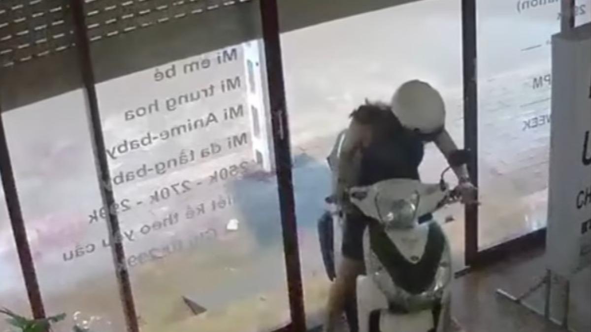 女老闆倒車離開時沒想到鐵捲門突然啟動。(圖/翻攝自 FB Dân trí )