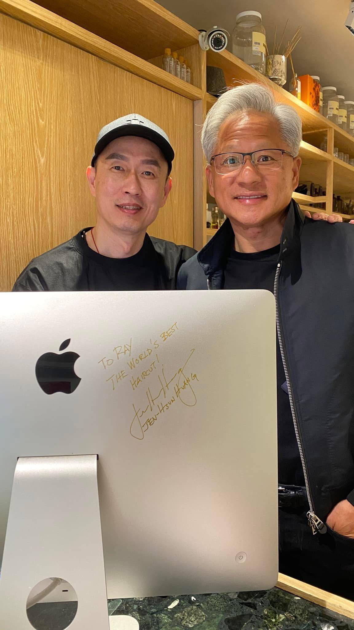 黃仁勳在設計師RAY的電腦上簽名。(圖/翻攝臉書粉專Manor Salon)