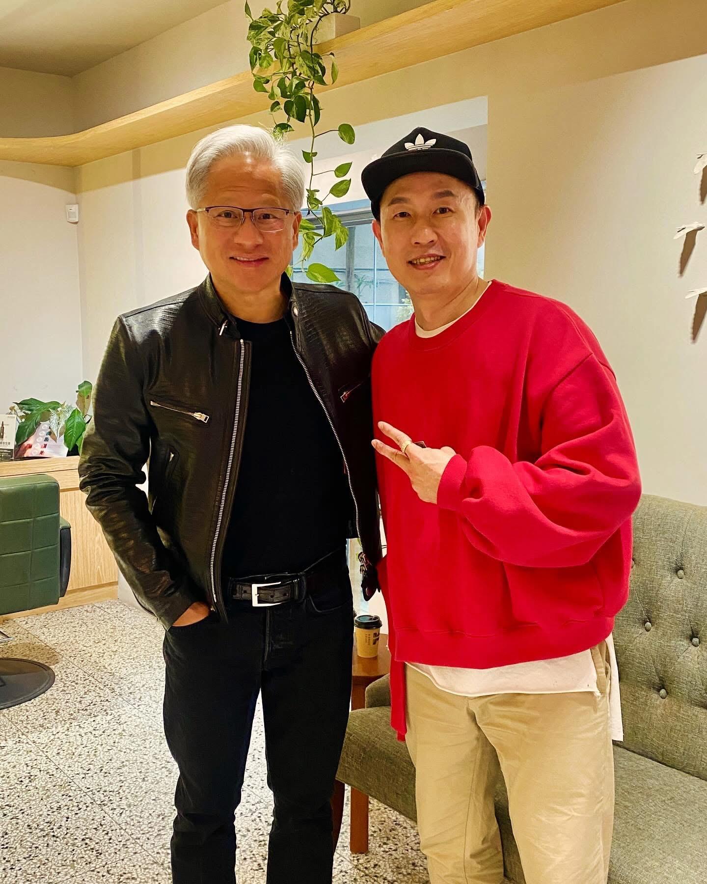 黃仁勳和設計師RAY。(圖/翻攝臉書粉專Manor Salon)