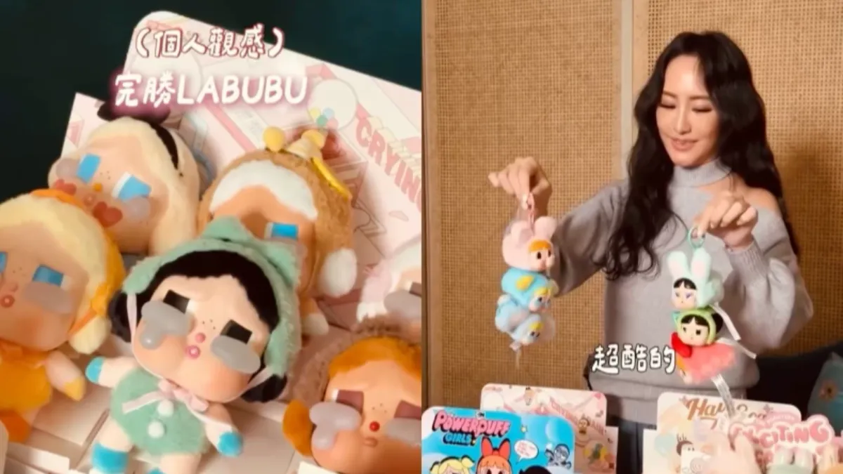 關穎還加碼開箱哭娃Crybaby的盲盒系列。(圖/翻攝自關穎IG)