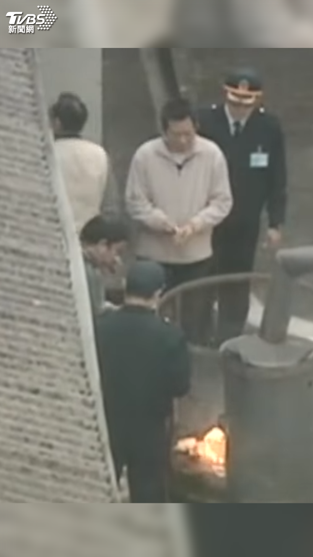 死刑犯槍決後,執法人員會在地藏王菩薩前燒金紙。(圖/TVBS資料照)