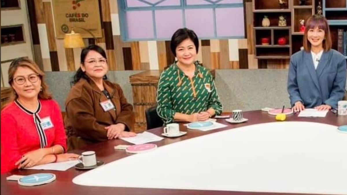 陳安儀(左)在崔佩儀(右二)身上看到什麼叫禮數周到,想起過往經歷。(圖/翻攝自金城武臉書)