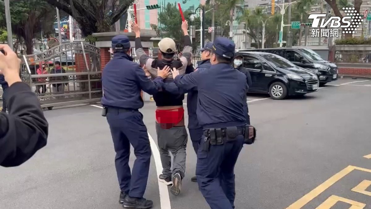 男子當場脫下褲子，露出裡頭的大紅內褲，不斷地高喊「毀憲亂政」。（圖／林茜妤攝）