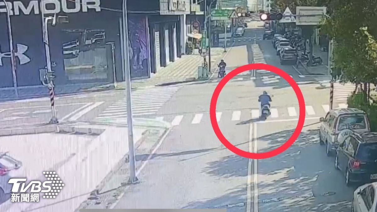 快訊／台南騎士闖紅燈拒捕「蛇行逆向」逃　下秒挨撞噴飛亡