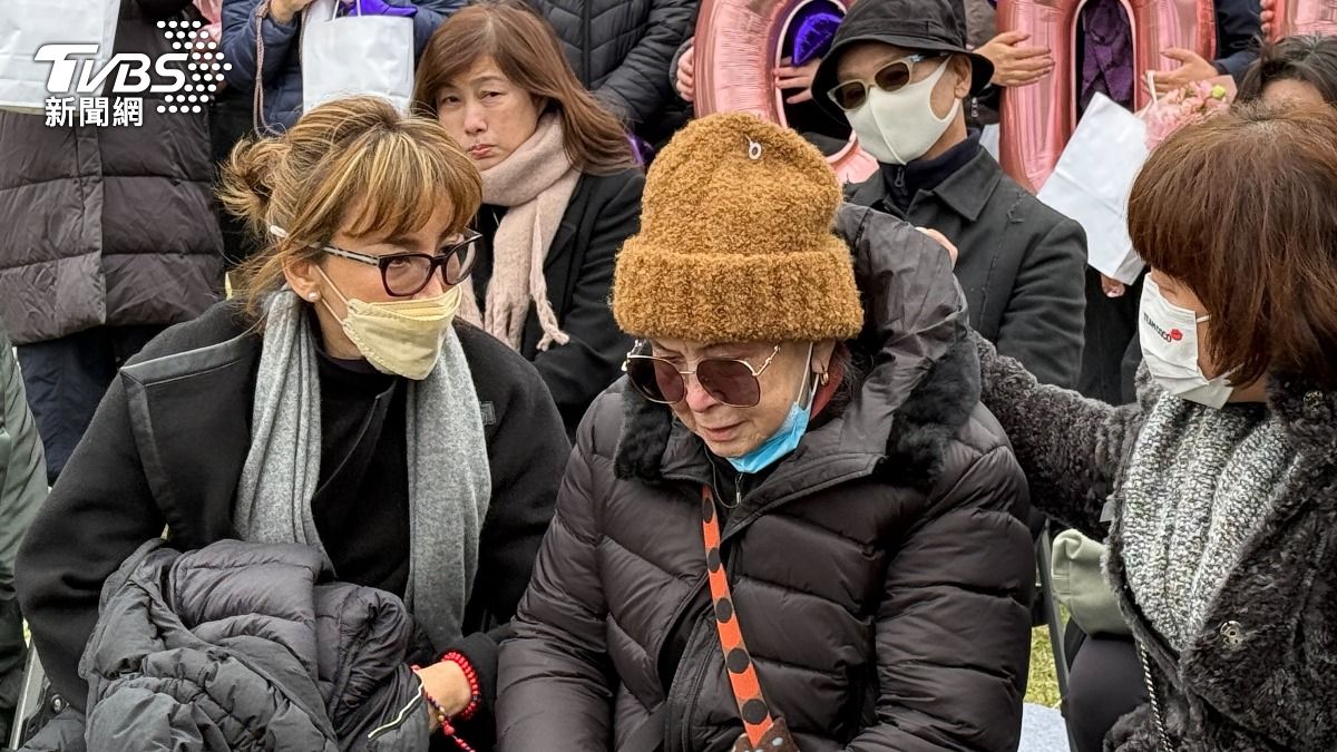 直擊/李玟50歲冥誕!媽媽現身金寶山淚崩 二姊心疼發聲