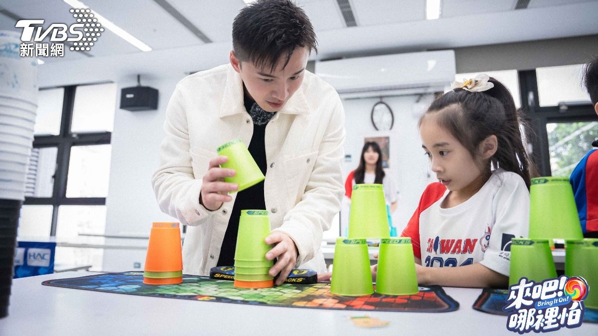阿緯因經常洗杯子、收玩具而對疊杯有信心,與六歲小老師認真學習。(圖/TVBS)