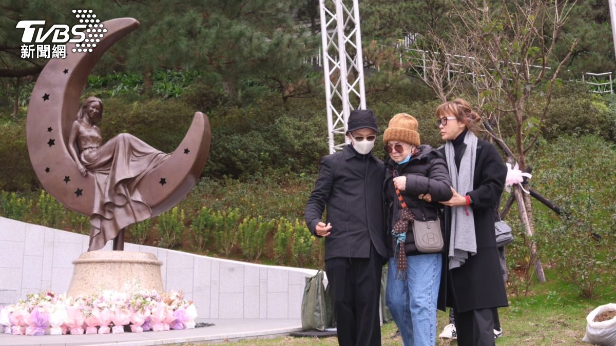 李玟家人一起揭幕雕像。(圖/張哲鳴攝)