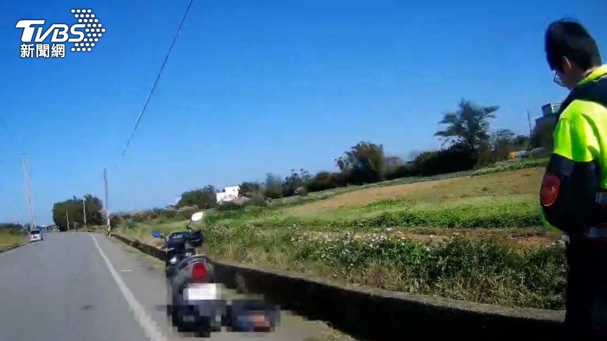 酒駕? 男喝爛醉倒臥機車旁 警獲報調電眼「不開罰」