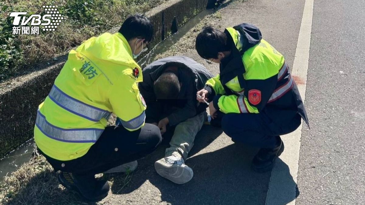 警安撫醉酒男子。（圖／TVBS）
