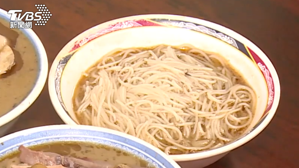 男吃「2碗麻油麵線」燒聲、喉嚨痛　醫曝5類人進補要注意