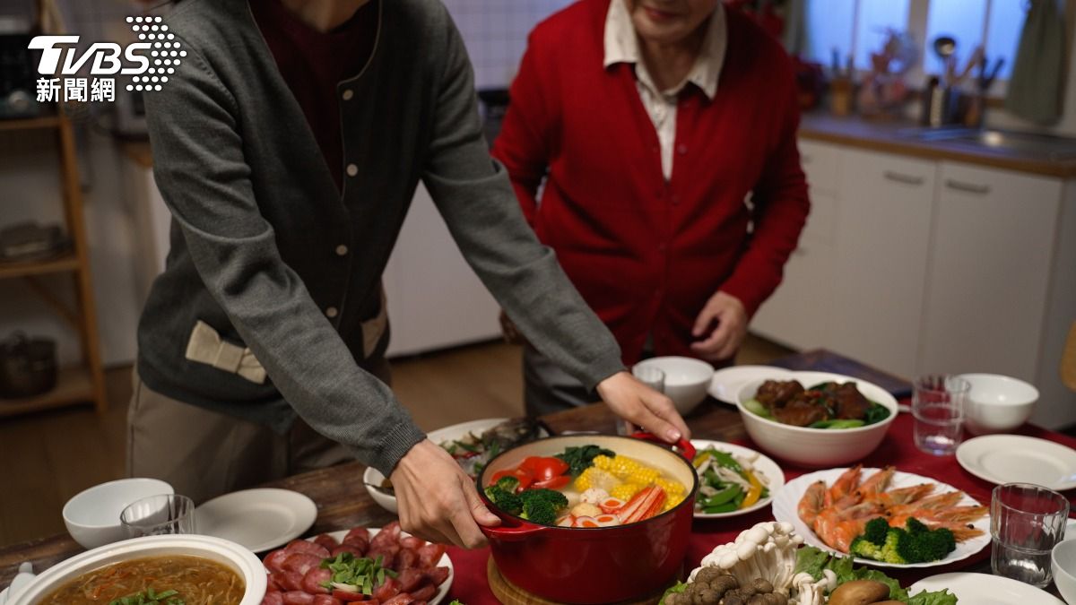 除夕夜別亂蹭飯!專家曝「過年5不做」 這樣穿恐招窮神
