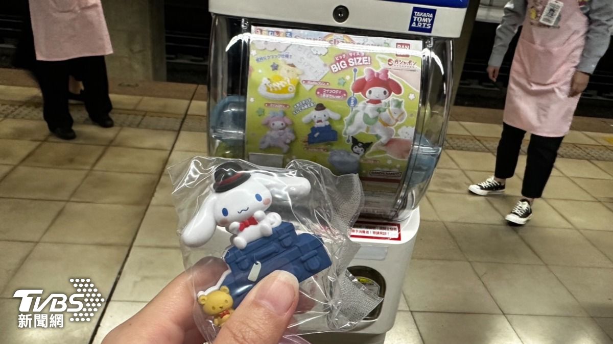 萌旅扭蛋機則會不定期提供不同品項的三麗鷗明星造型小物。（圖／陳昫蓁攝）
