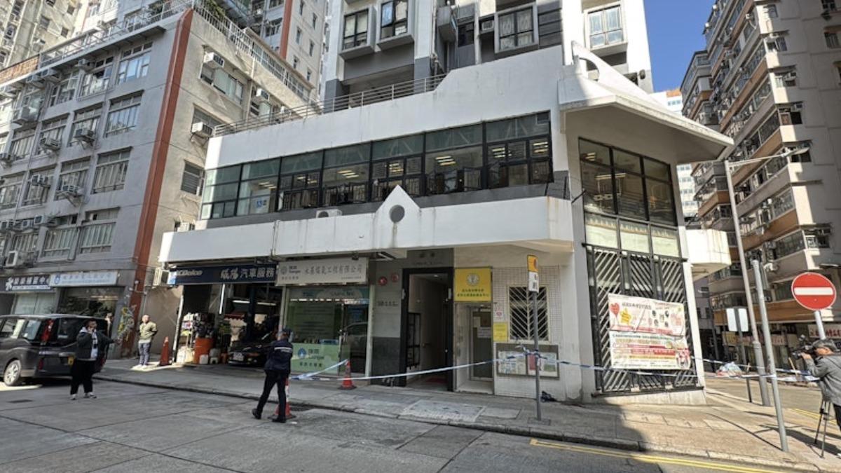 悚!男子筲箕灣街頭遇襲 2刀手「狂砍腳部」作案畫面全曝光