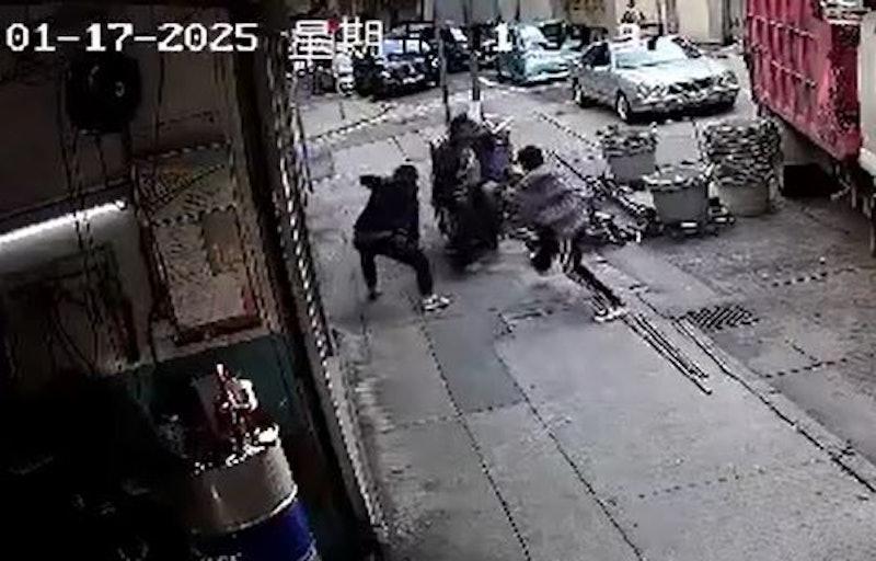 條紋男加入襲擊。(圖/CCTV截圖)