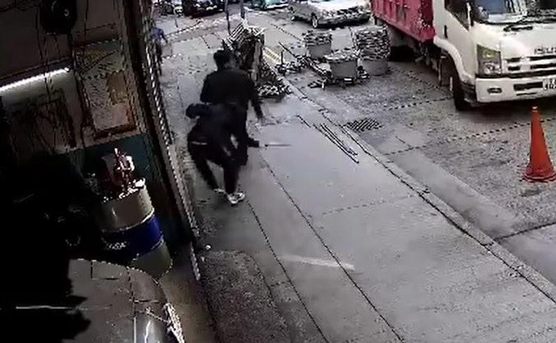 鴨舌帽男往事主腳部砍。(圖/CCTV截圖)