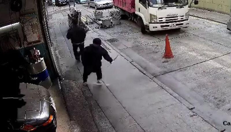 鴨舌帽男往事主腳部砍。(圖/CCTV截圖)