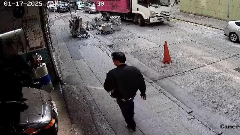 事主獨自行經海晏街。(圖/CCTV截圖)