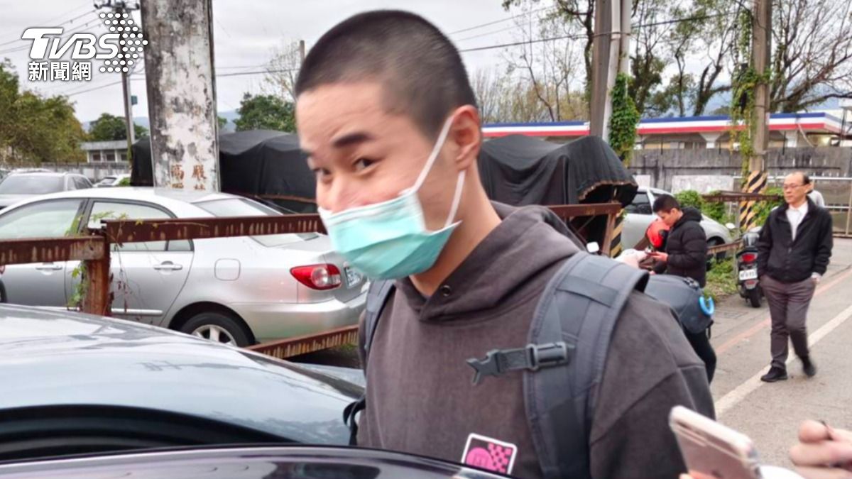 快訊/林昱珉退伍了!頂「小平頭」走出營區 粉絲熱情迎接
