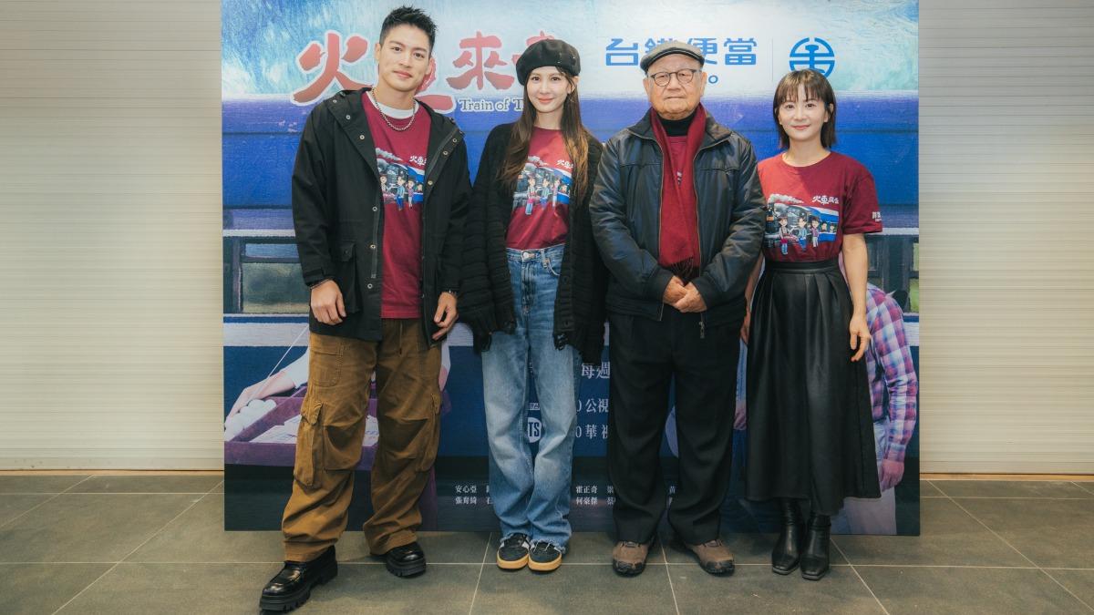 左起許孟哲、安心亞、李岳峰導演、張育綺。(圖/公視台語台、華視提供)