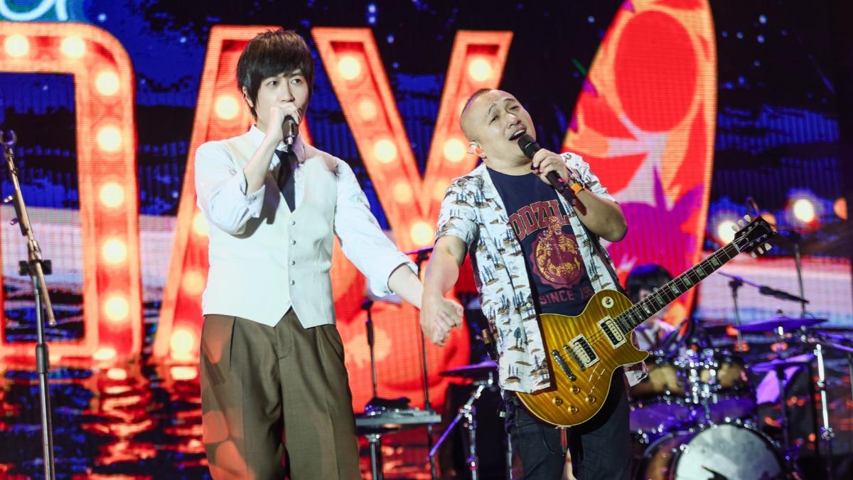 阿信和國璽開心牽手嗨唱。(圖/相信音樂提供)