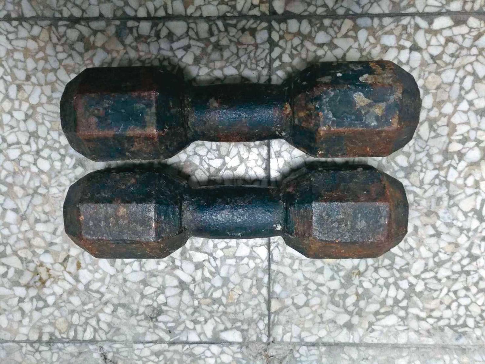 凶手用啞鈴(圖)擊昏小姑,再將她拖到浴室溺斃。(圖/翻攝畫面)