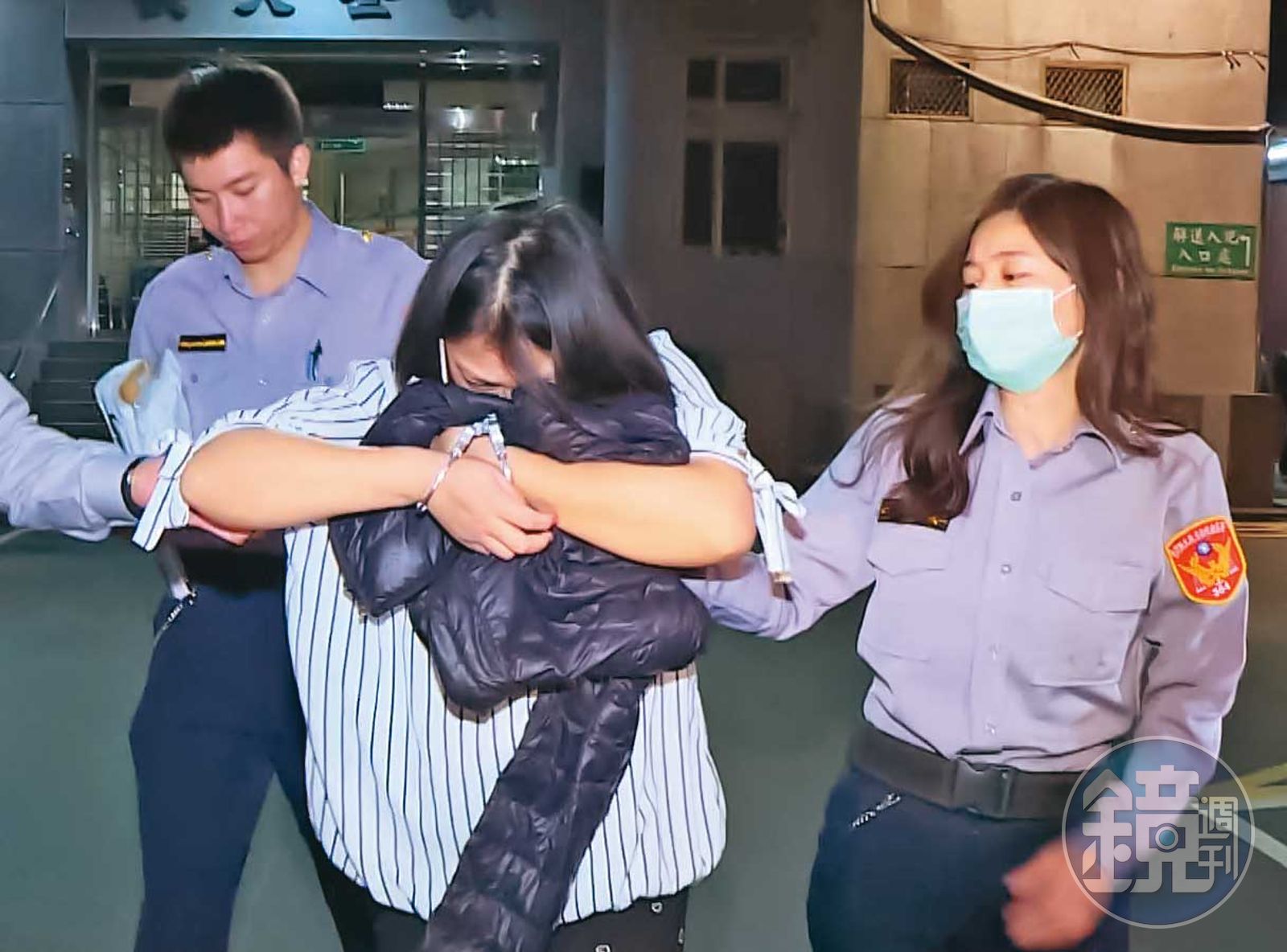 凶手(右二)經警方曉以大義後,俯首認罪,移送地檢署偵辦。(圖/鏡週刊)