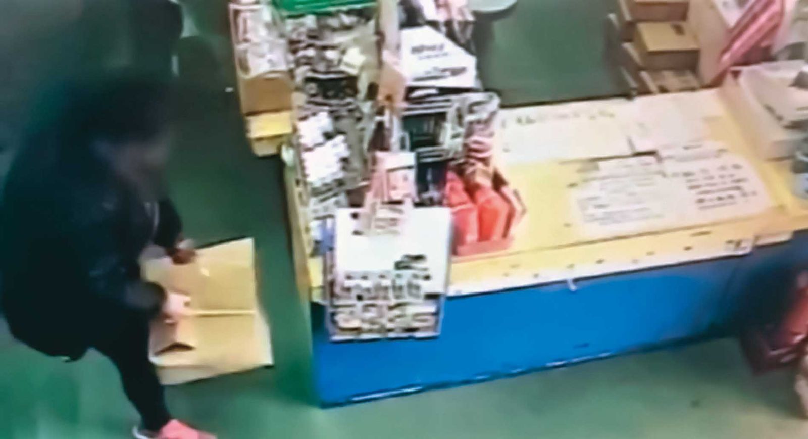 監視器拍下凶手購買水泥的畫面,警方認定她獨自犯案。(圖/翻攝畫面)
