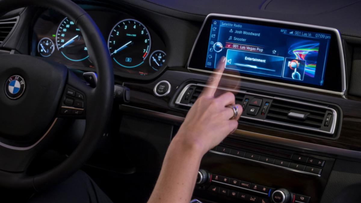 用語音更實際!BMW宣布「淘汰手勢控制」 新方向盤設計曝