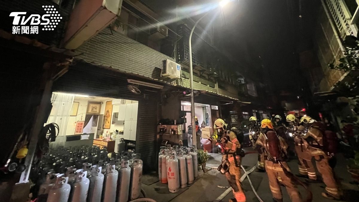 台南永康暗夜火警!3樓神明廳竄火舌 「近百桶瓦斯」險釀災