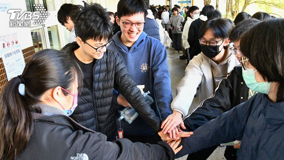 考生們在考試前彼此加油打氣。（圖／記者胡瑞麒攝）